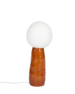 Kokeshi Stehleuchte von Pulpo: Keramikfuß in Braun mit weißem, rundem Lampenschirm.